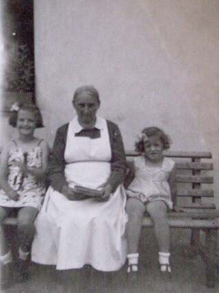 Helena Klímová (vlevo), sestra Hana (vpravo) a diakonka Heřma Klesnilová, evangelický sirotčinec v Krabčicích, 1945. Zdroj: archiv pamětnice